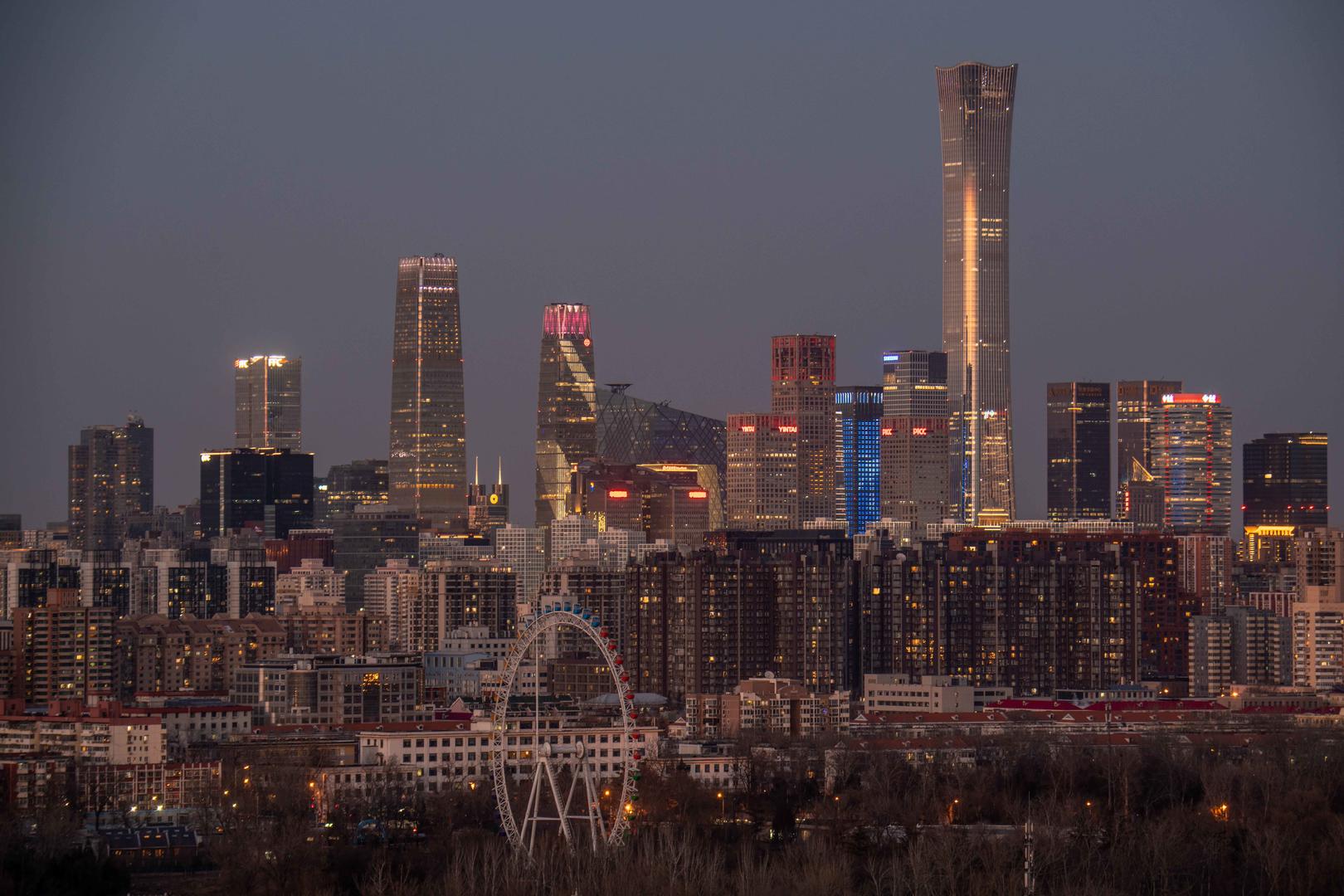 北京城市CBD与摩天轮白转夜8K延时视频的预览图