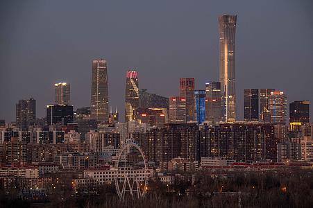 北京城市CBD与摩天轮白转夜8K延时视频的预览图