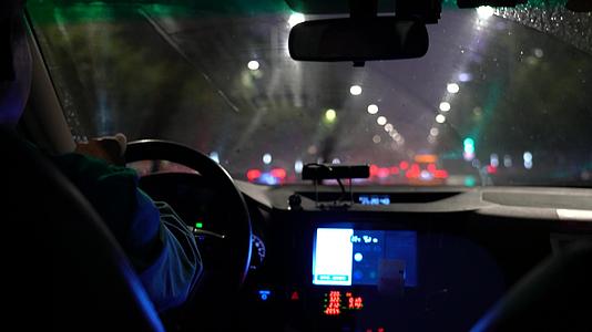 4K雨天出租车嘀嘀打车司机开车第一视角视频视频视频的预览图