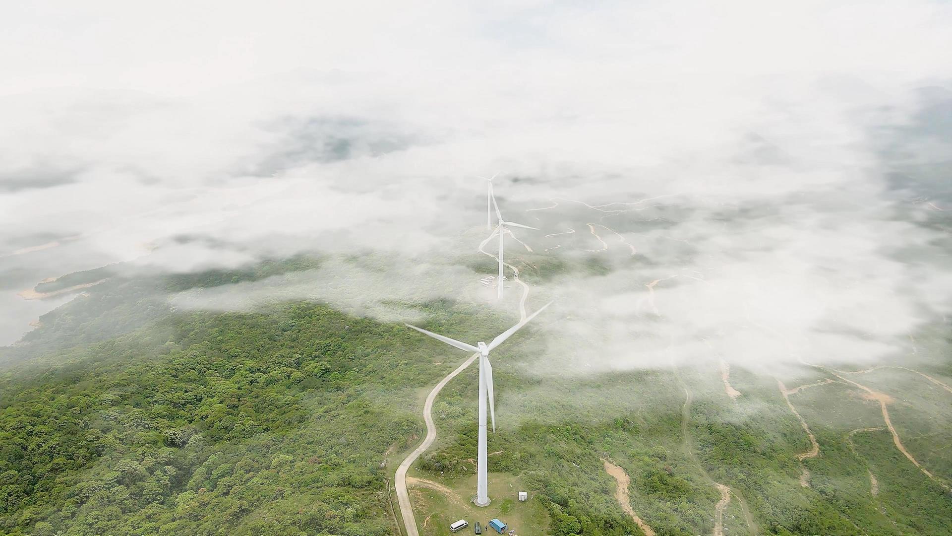 山顶草原风力发电风车云层航拍视频的预览图