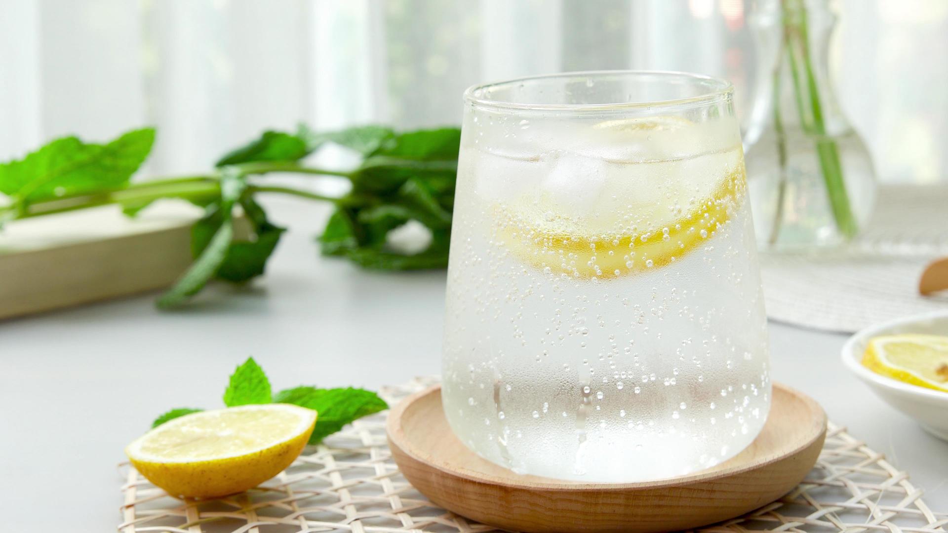 清凉夏日气泡冰块柠檬冷碳酸饮料视频的预览图