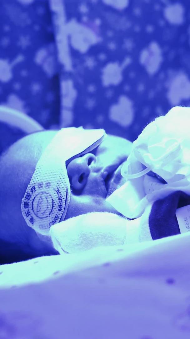 真正的蓝光盒里的新生儿视频的预览图