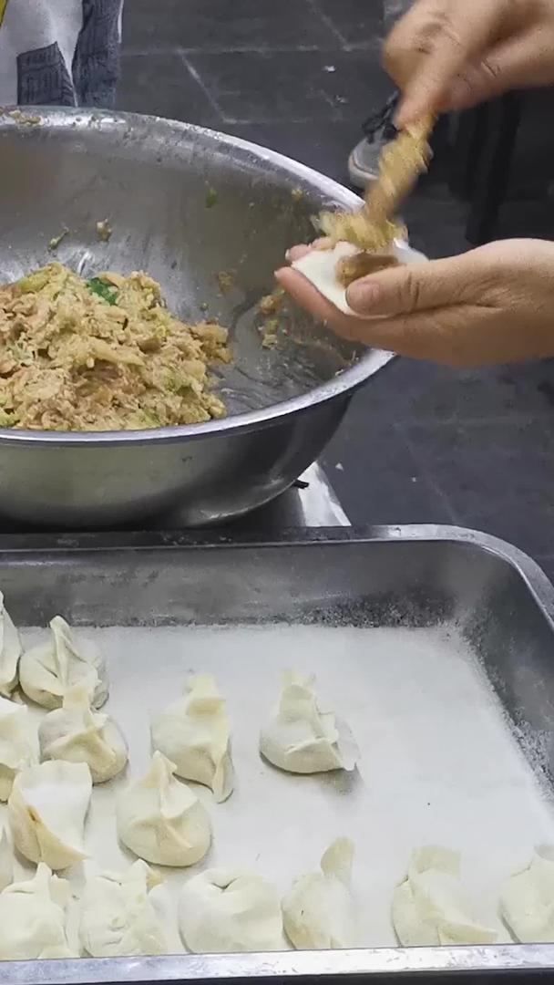 面团擀皮包饺子材料视频的预览图