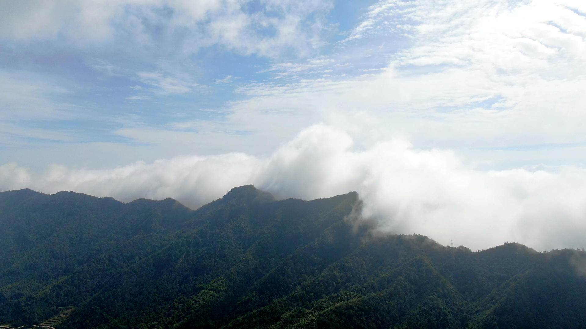 4K航拍山中云雾视频的预览图