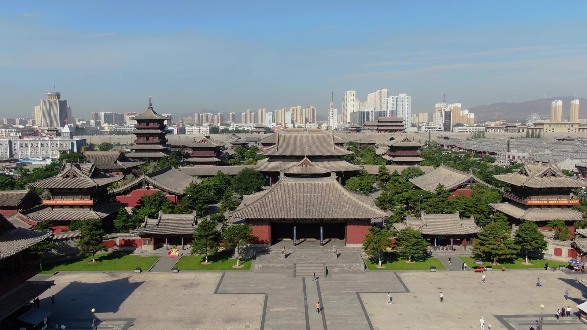 航拍大同历史古建筑华严寺景区视频的预览图