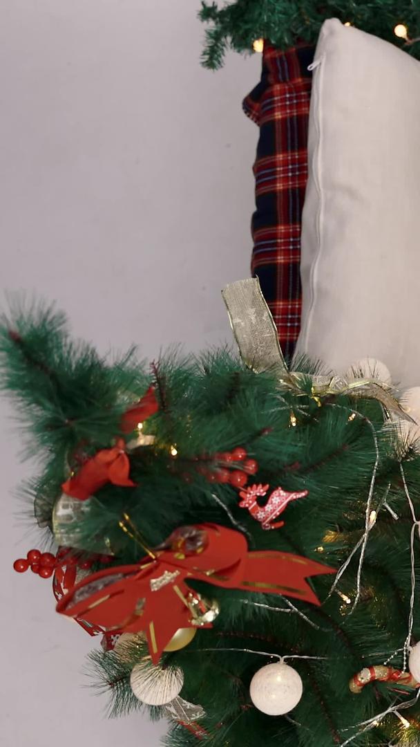 装饰圣诞树自拍视频的预览图