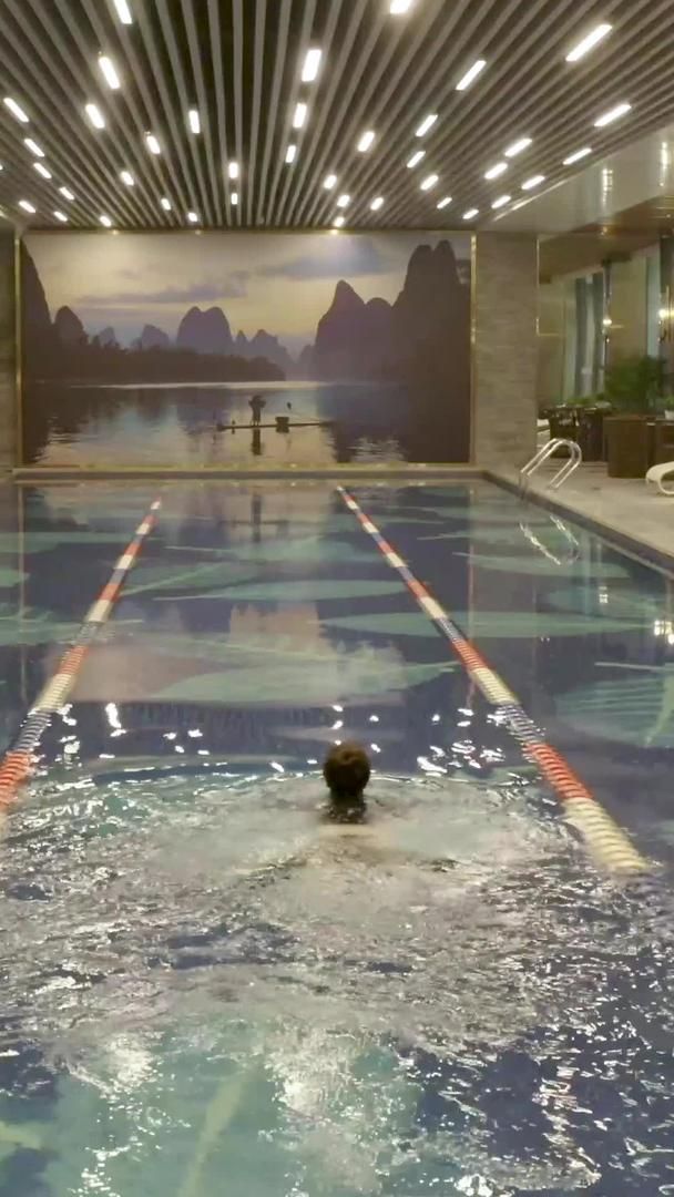 在游泳池里航拍游泳的美女视频的预览图