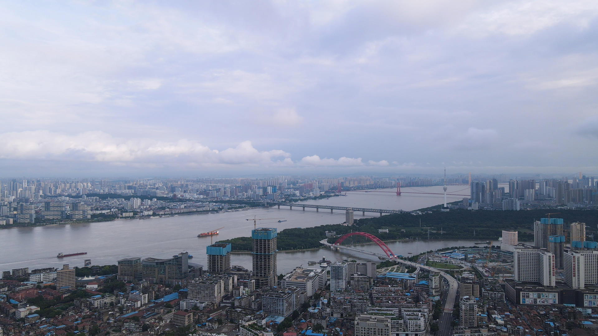 航拍风光城市碧空如洗蓝天白云下的长江江景桥梁城市风景素材视频的预览图