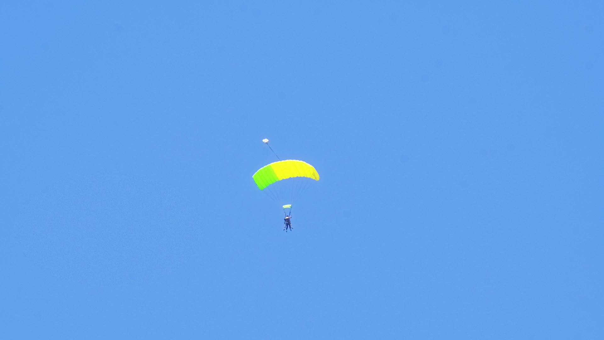 海边蓝天高空滑翔伞跳伞飞翔视频的预览图