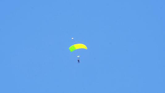 海边蓝天高空滑翔伞跳伞飞翔视频的预览图