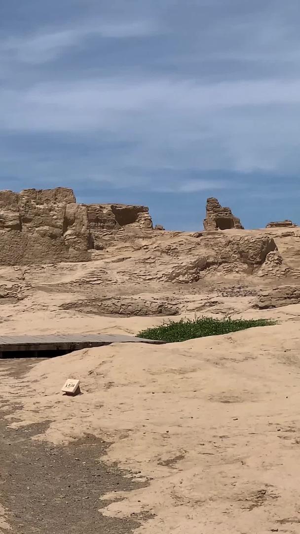 拍摄新疆吐鲁番著名旅游景点交河故城遗址视频集合视频的预览图