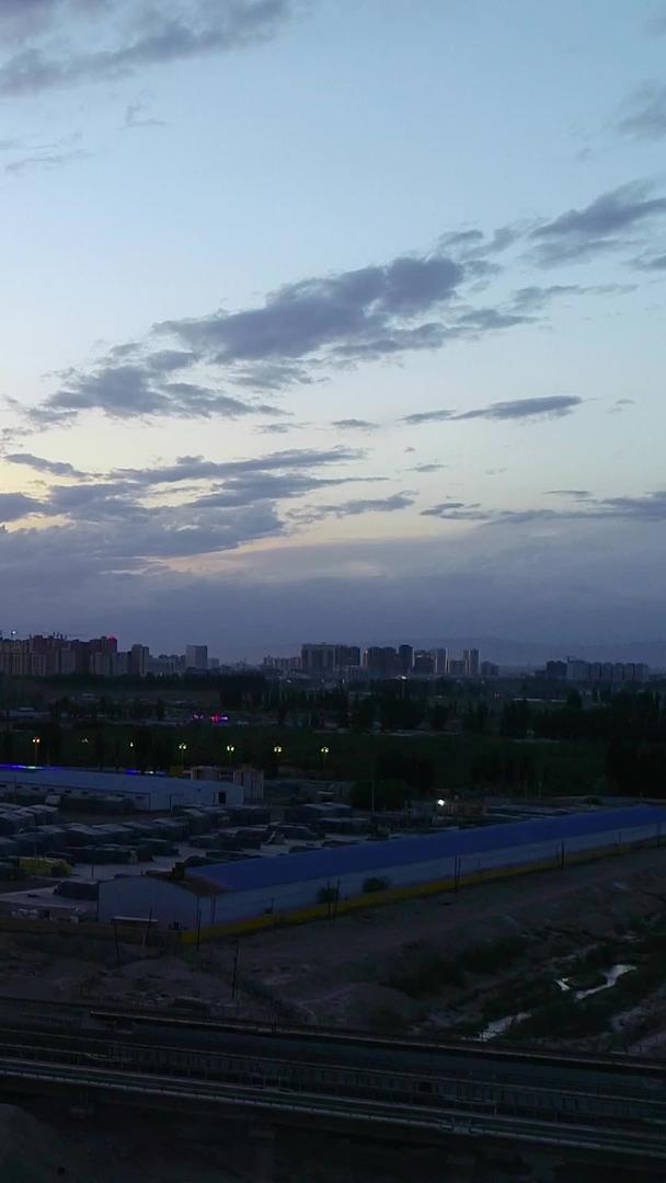 新疆阿克苏纺织大桥晚霞航拍视频的预览图