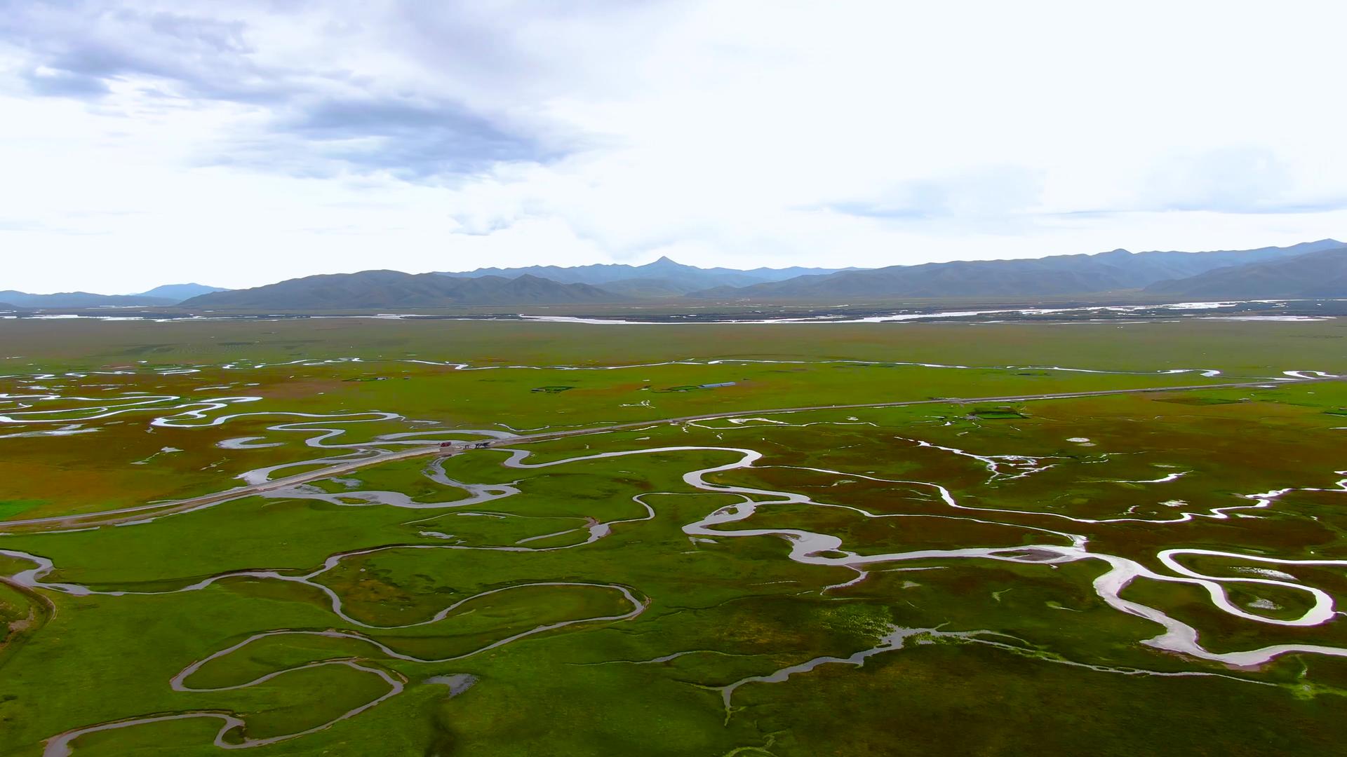 航拍甘南藏族自治州阿万仓湿地公园景区视频视频的预览图