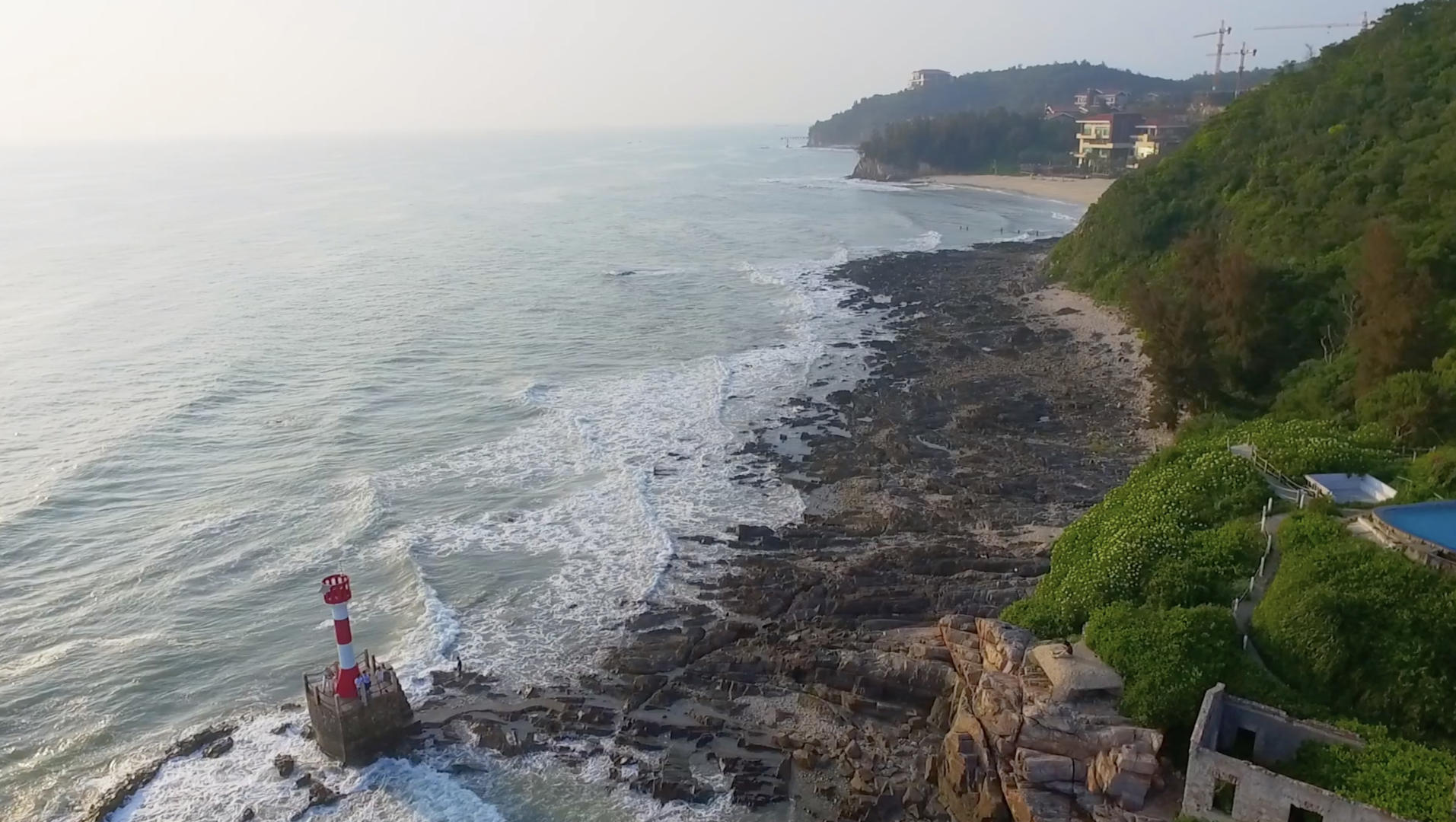 海岸线灯塔航拍视频的预览图