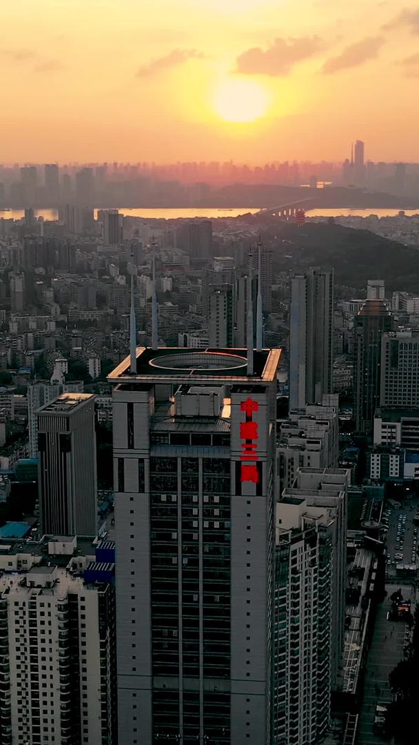 太阳拍摄日落晚霞时分城市高楼建筑群城市风景视频的预览图
