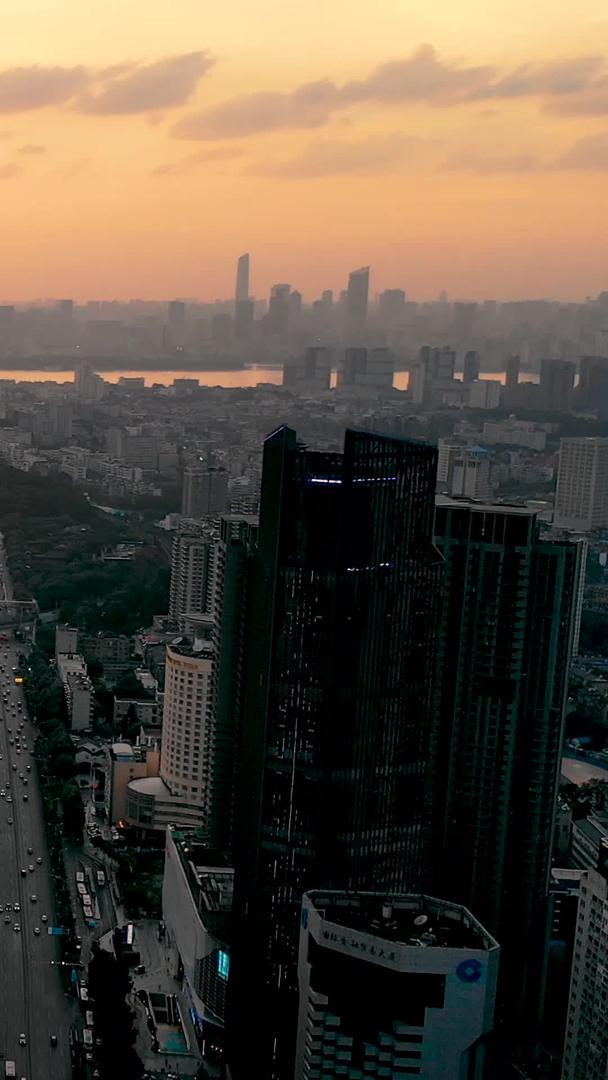 太阳拍摄日落晚霞时分城市高楼建筑群城市风景视频的预览图
