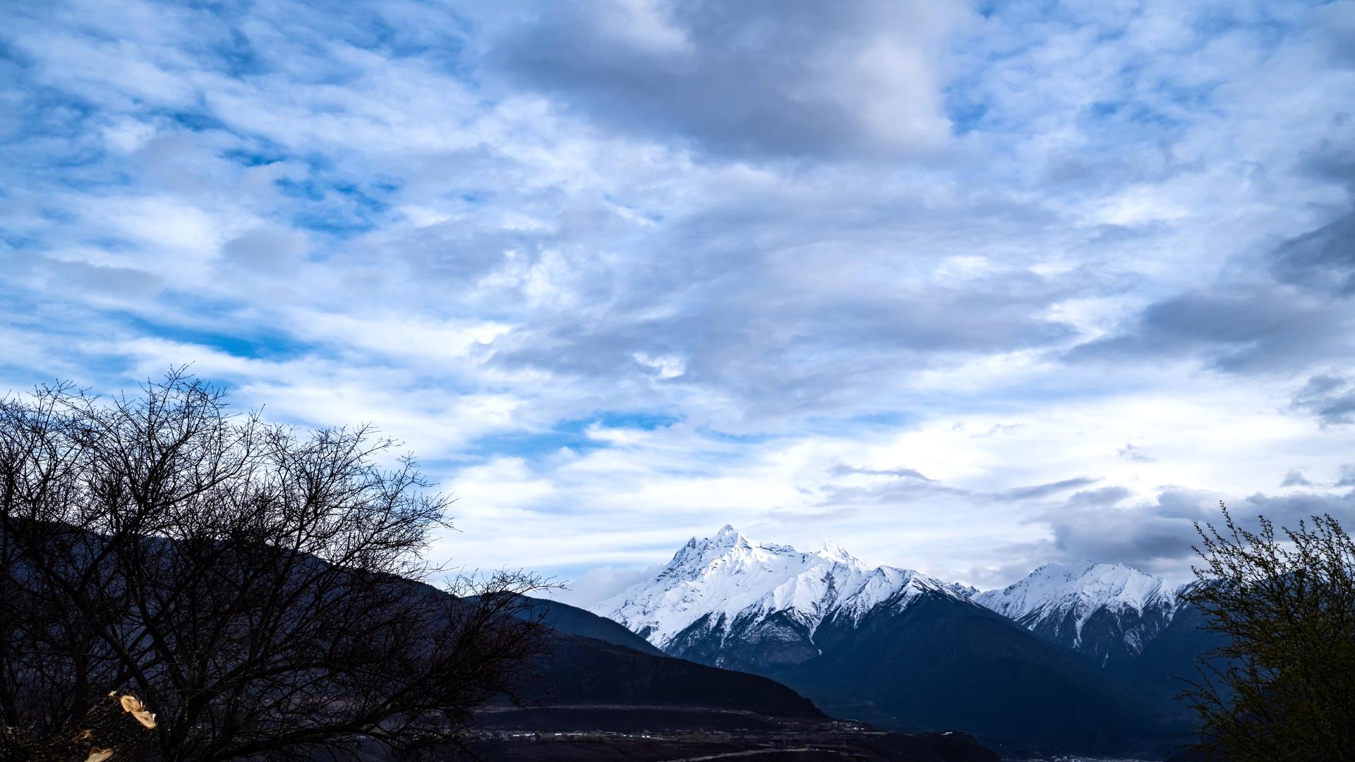 8K西藏加拉百垒雪山延时视频的预览图
