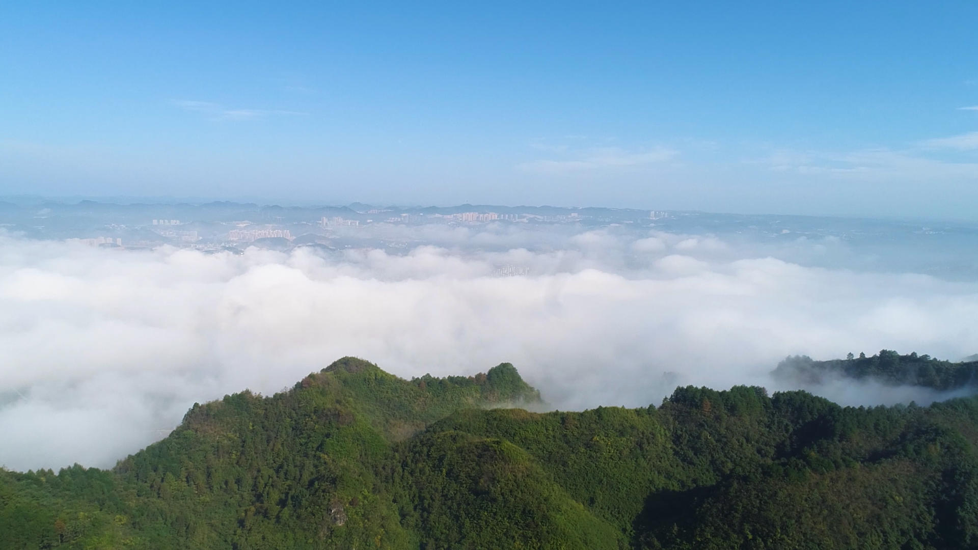 4K云层中的城市风景视频的预览图