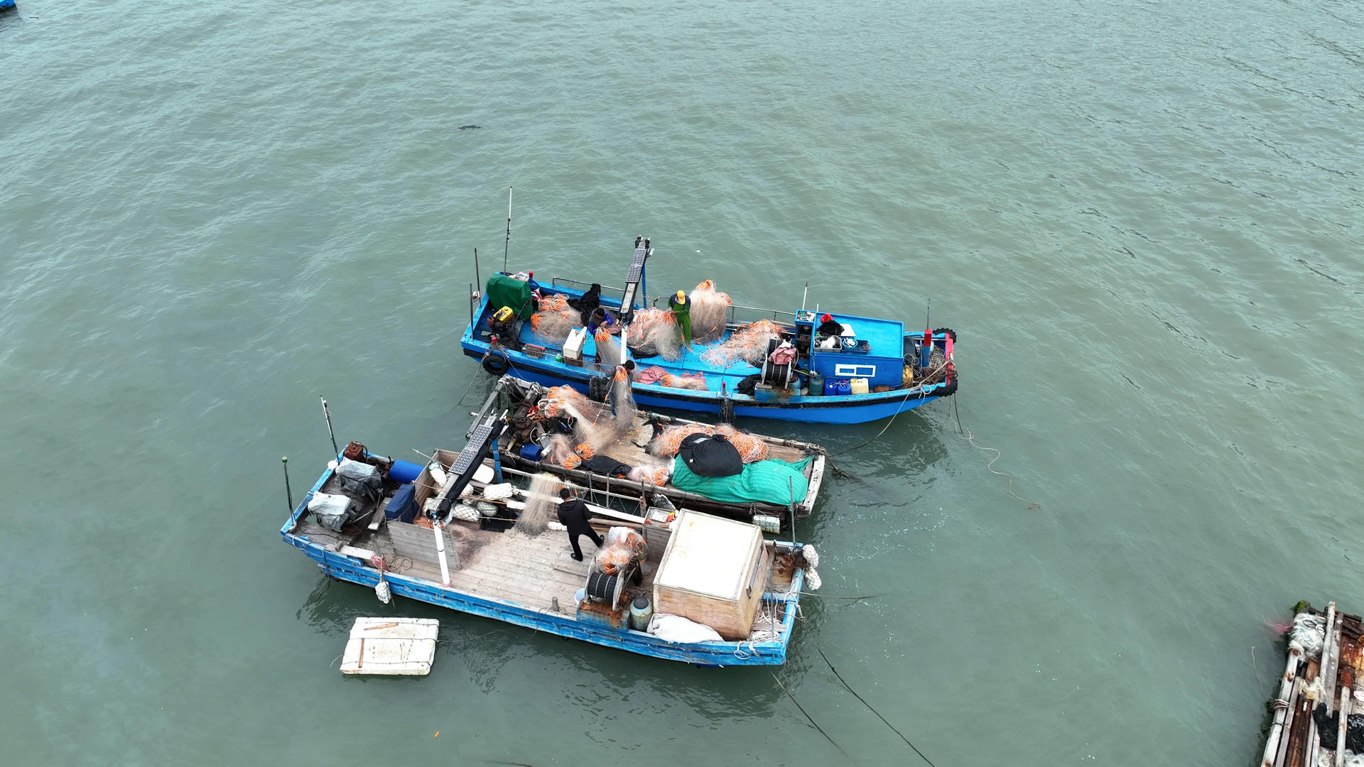 福建旅游东山岛渔船上海前检查渔网劳动的渔民4k素材视频的预览图