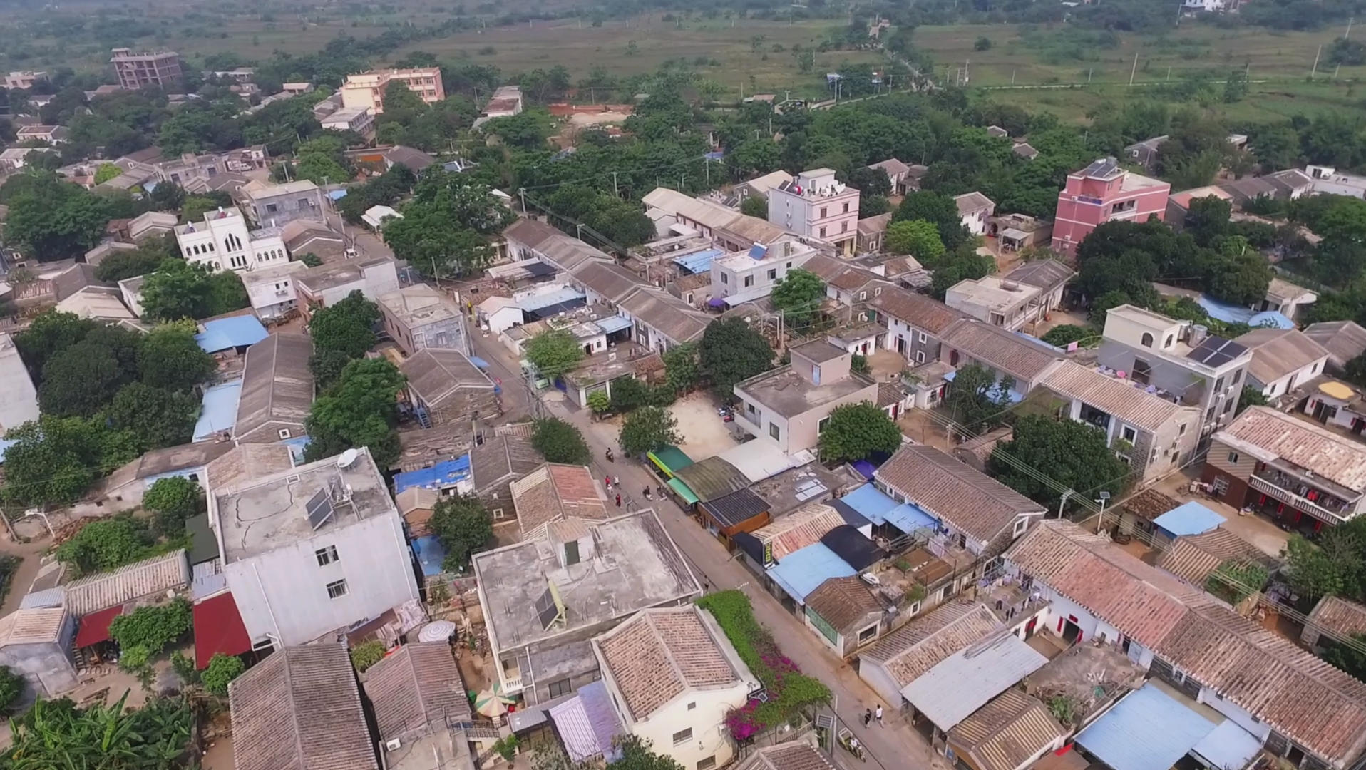涠洲岛岛上村庄房屋航拍视频的预览图