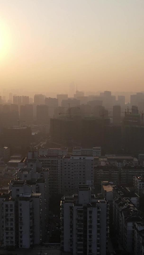 害怕城市早晨迷雾日出剪影视频的预览图