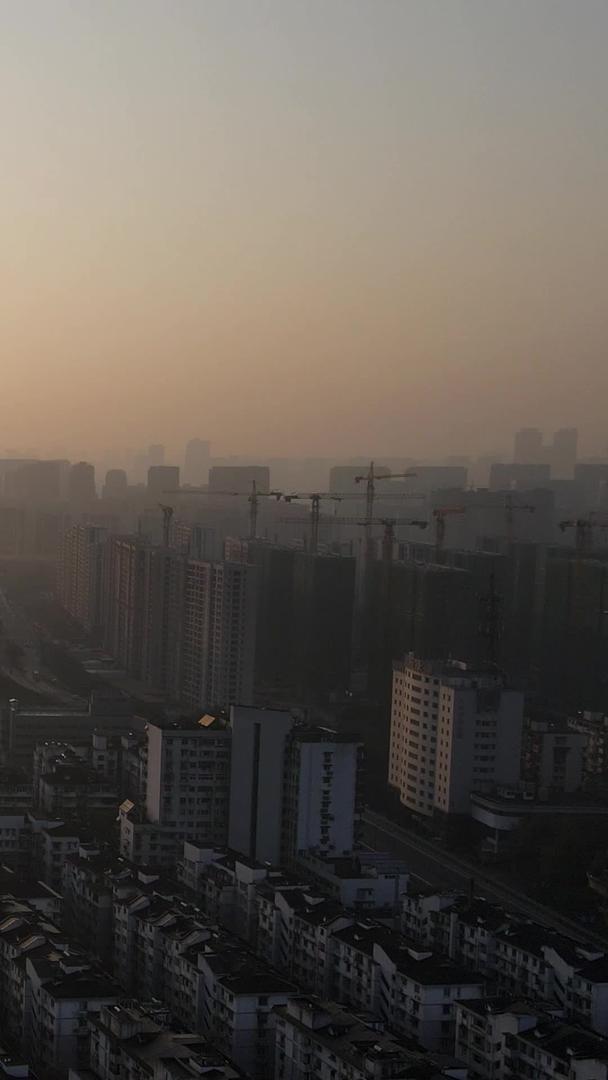 害怕城市早晨迷雾日出剪影视频的预览图