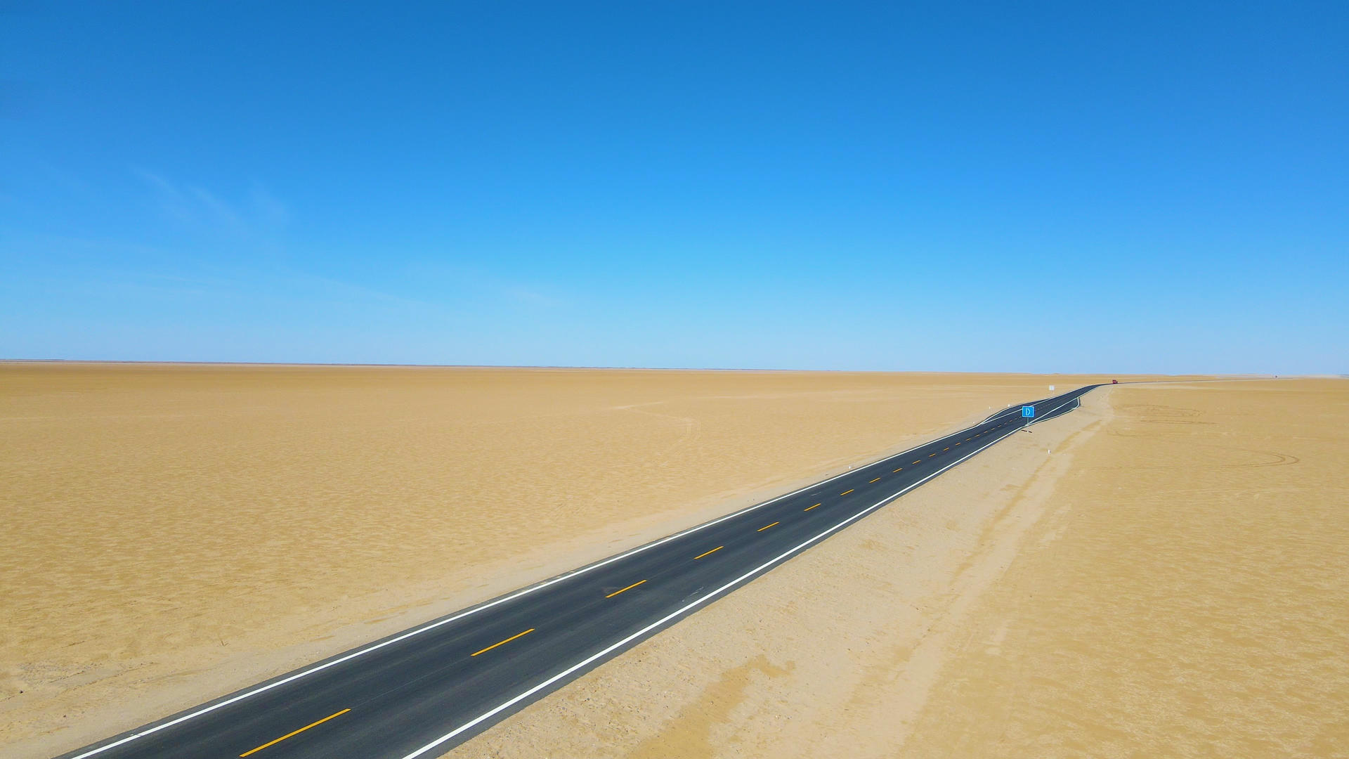 唯美沙漠公路4K航拍视频视频的预览图