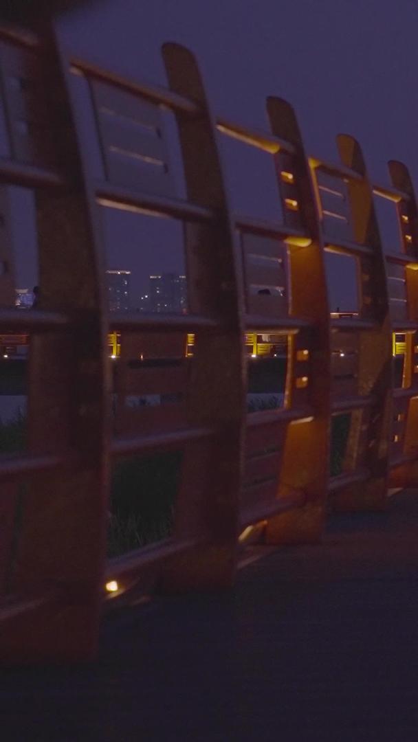 慢动作升级拍摄素材城市夜间道路街景行走人物背影视频的预览图