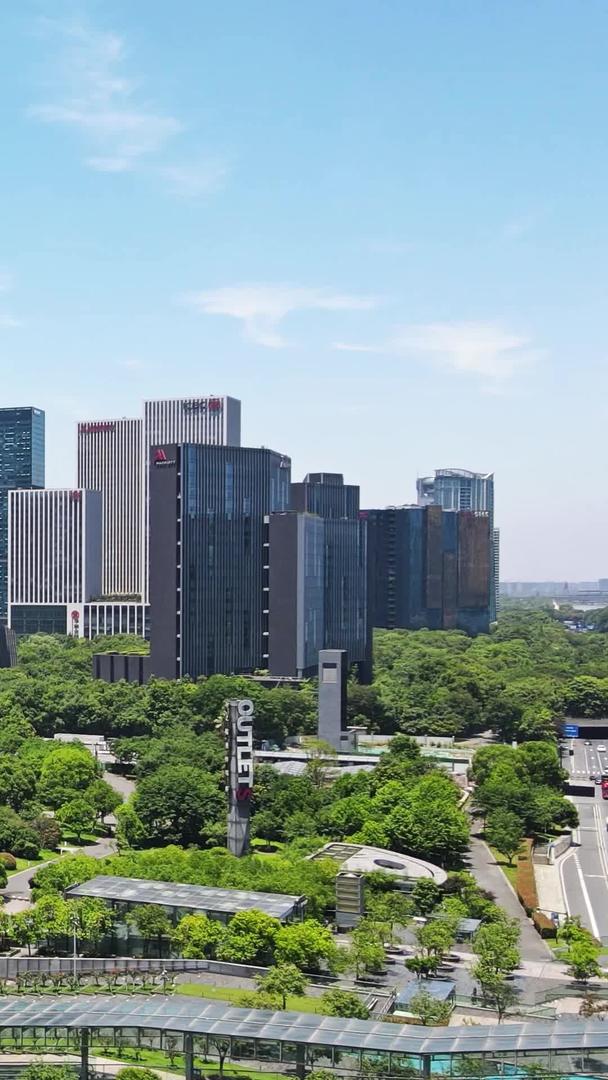 杭州CBD钱江新城国际会议厅市民中心来福士地标建筑蓝天白云视频的预览图