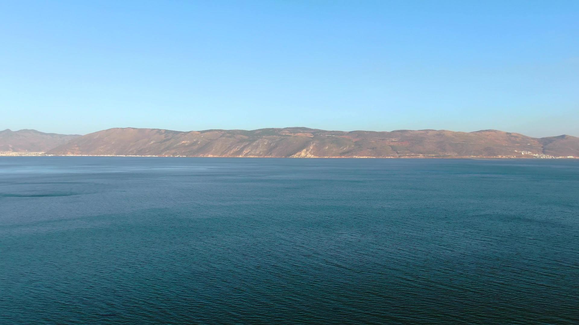 航拍大理纯净的洱海自然风光视频视频的预览图