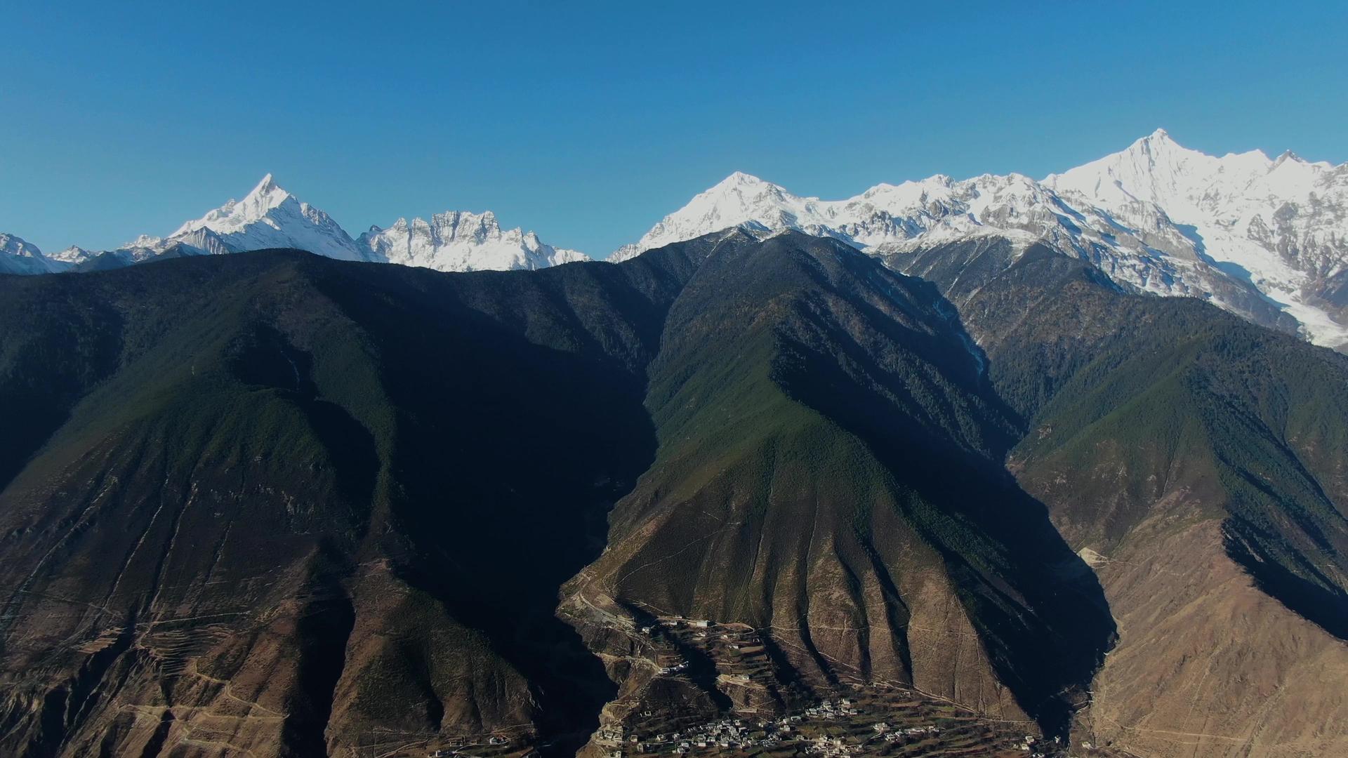 航拍著名梅里雪山太子十三峰全景视频视频的预览图