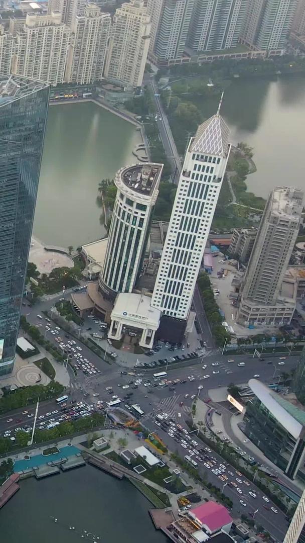 航空摄影城市金融街高楼林立交通繁忙视频的预览图