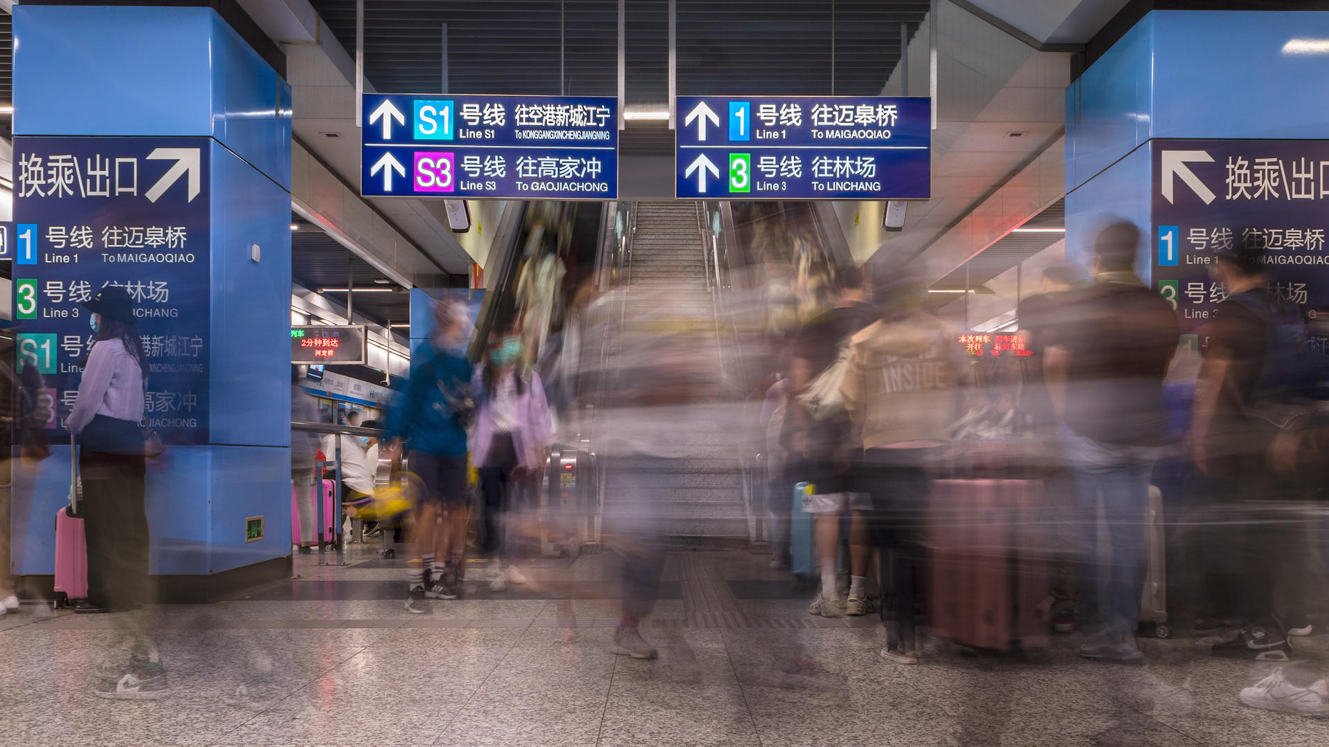 4k南京南站地铁站人流延时视频的预览图