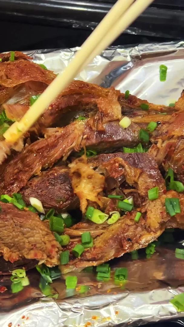 餐饮食品内蒙古美食烤羊腿特色小吃素材视频的预览图