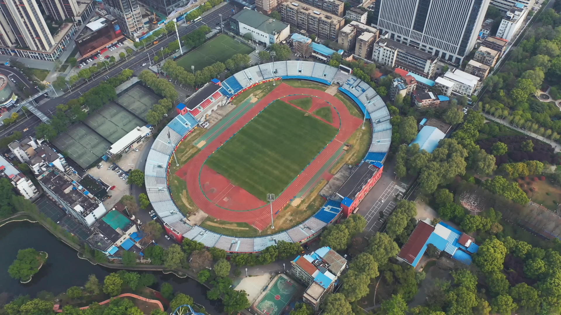 航拍武汉中超比赛体育馆新华路足球场素材视频的预览图