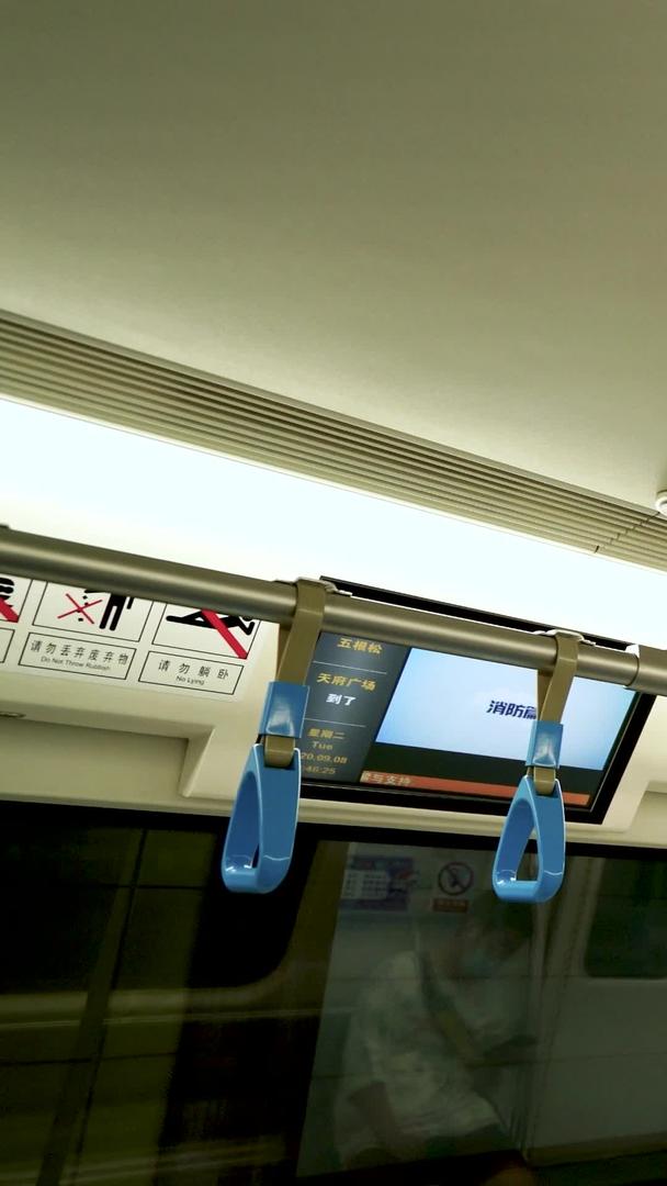 拍摄成都地铁车厢疫情戴口罩人群视频素材视频的预览图