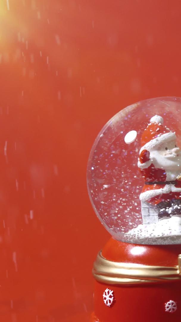 圣诞老人水晶球山楂雪下雪视频的预览图