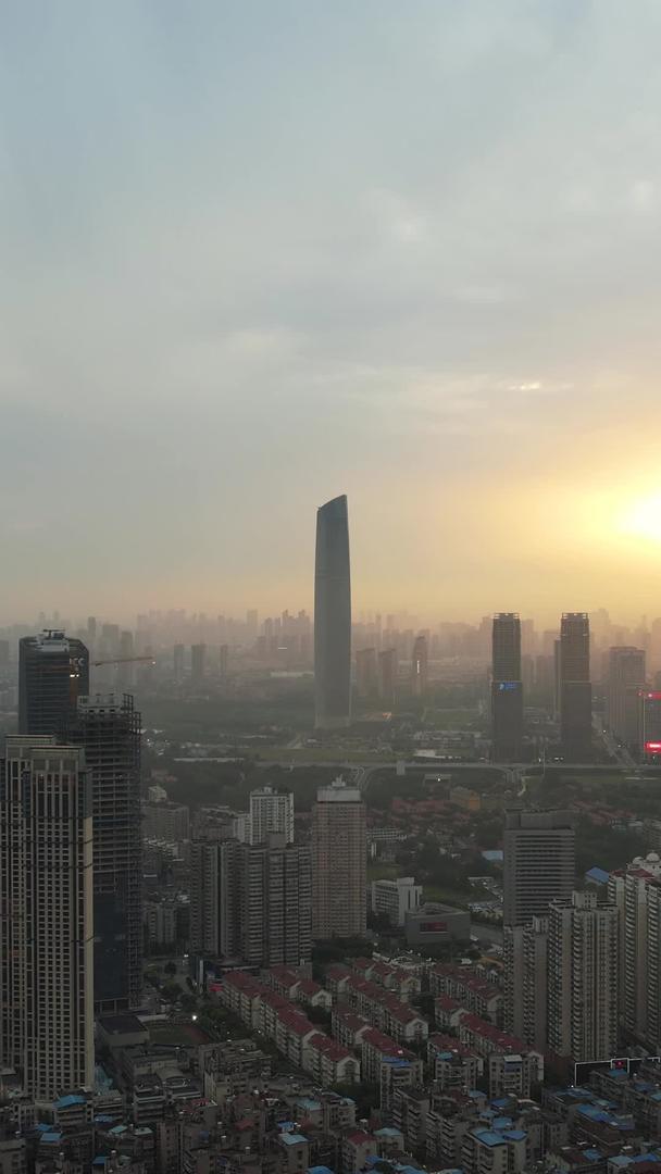 航拍城市天际线商务楼天空夕阳余晖太阳光明素材视频的预览图