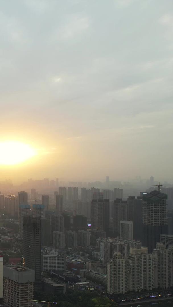 航拍城市天际线商务楼天空夕阳余晖太阳光明素材视频的预览图