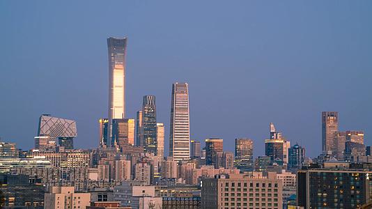 8K唯美延时北京远眺国贸商务区城市建筑日转夜视频的预览图