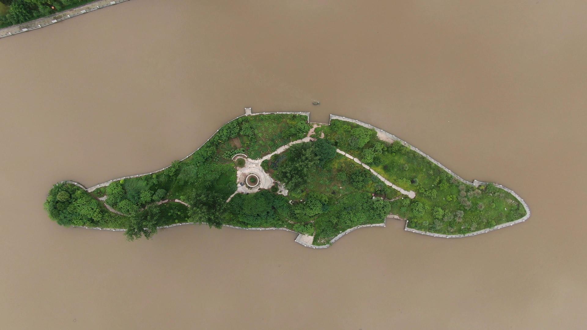 4K航拍洪水中的孤岛视频的预览图