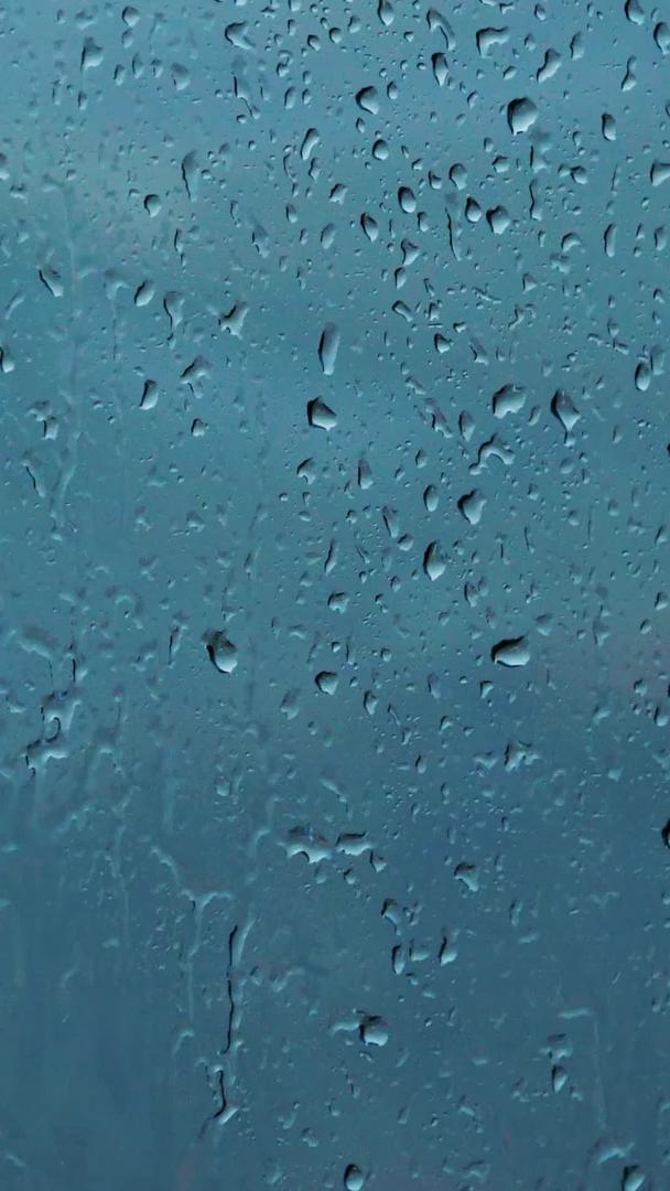 窗外雨滴落在雨季玻璃窗上的水滴落在雨季视频的预览图