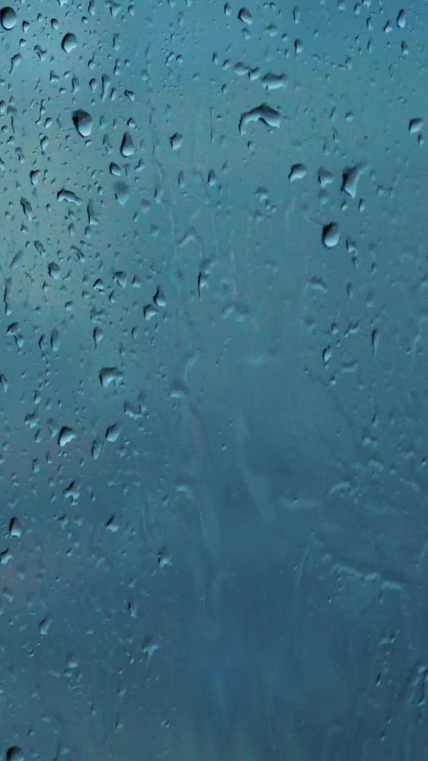 窗外雨滴落在雨季玻璃窗上的水滴落在雨季视频的预览图
