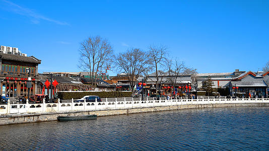 4K实拍北京4A景区什刹海公园立春蓝天晴朗天气视频的预览图