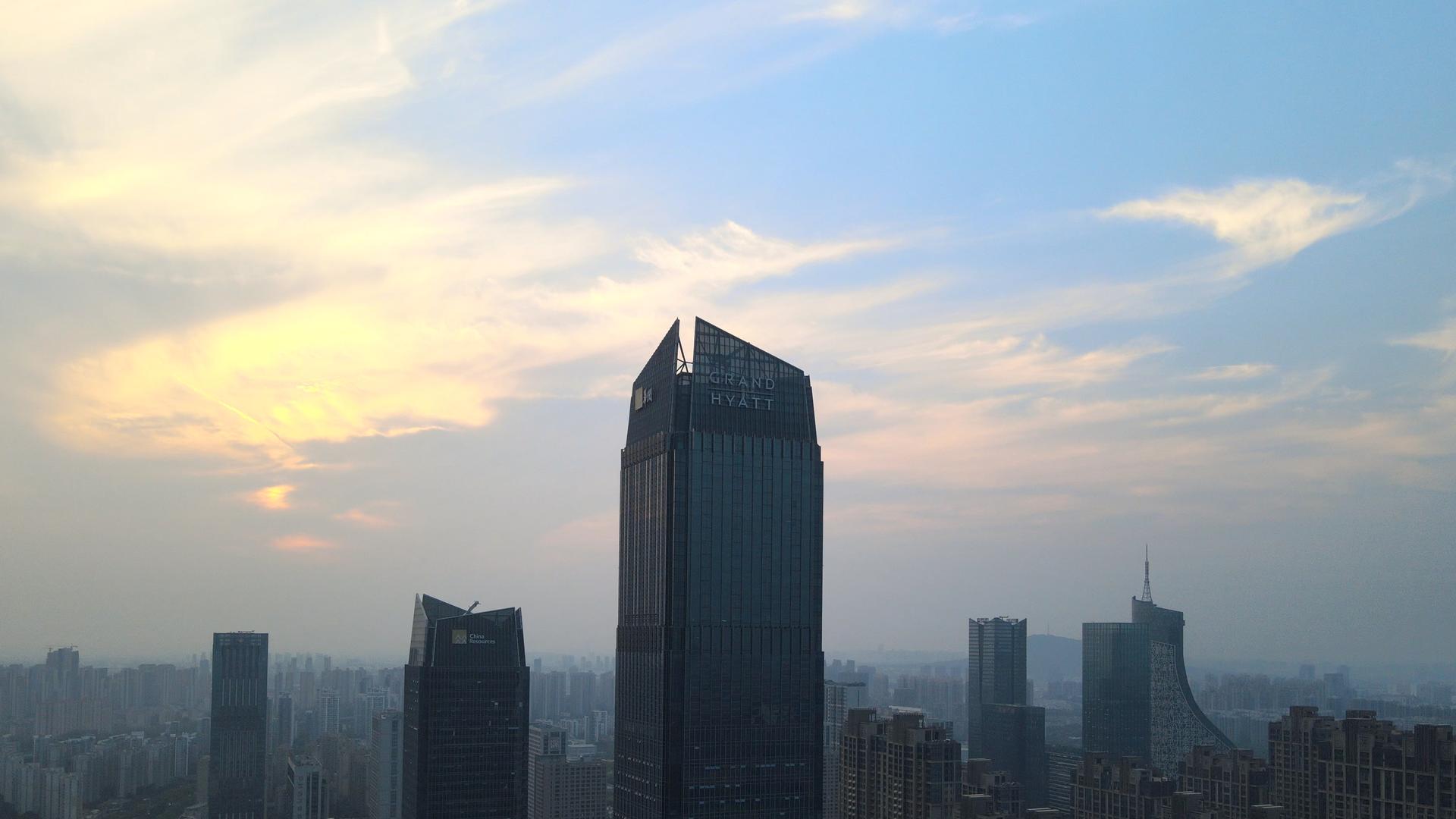 合肥万象城楼顶环绕日落航拍4K视频的预览图