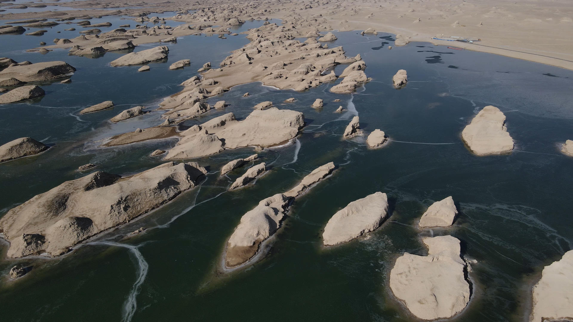 4K航拍青海水上雅丹地貌风光视频的预览图