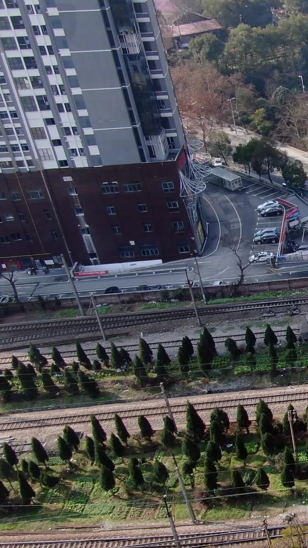 跨越城市大道铁路航拍视频的预览图