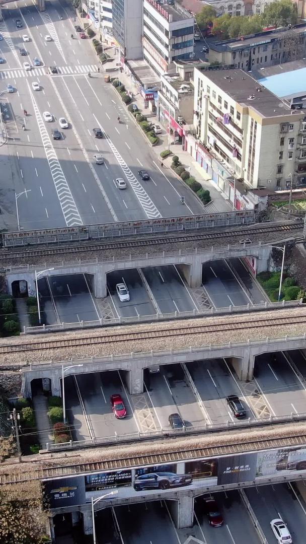跨越城市大道铁路航拍视频的预览图
