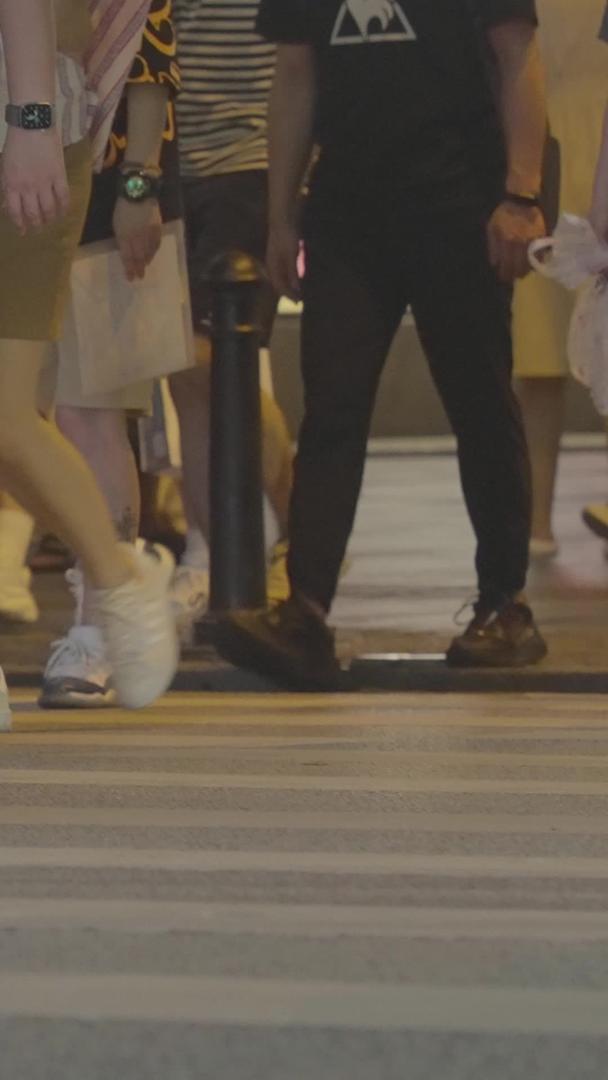 繁华的城市街道斑马线上络绎不绝的行人脚步素材视频的预览图
