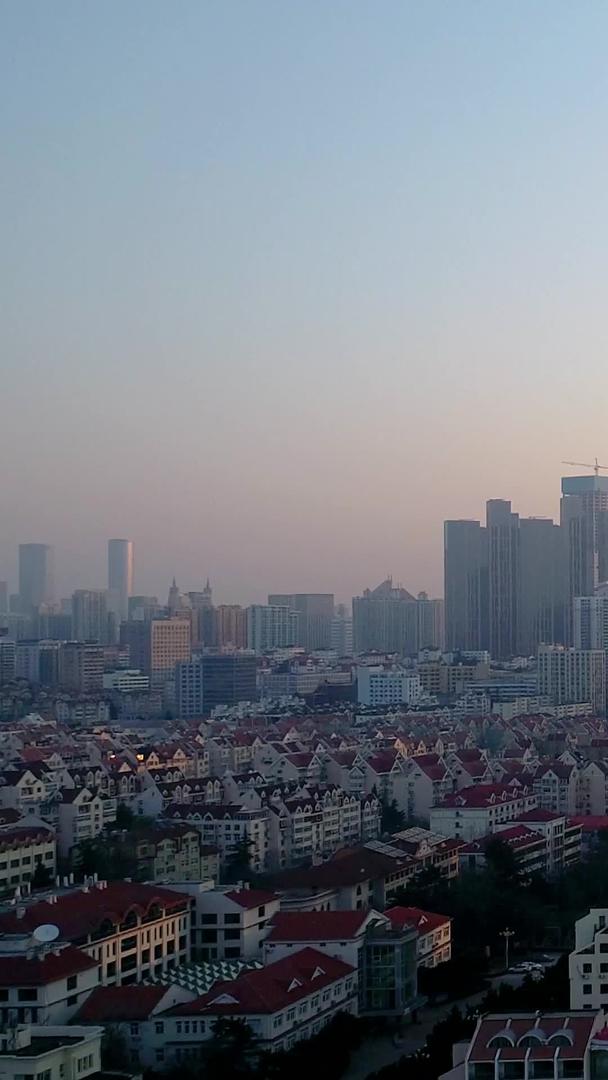 清晨青岛香港路高楼间都市穿行航拍视频的预览图